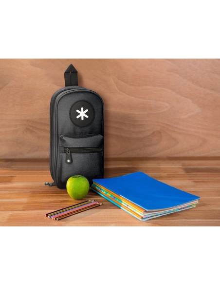 Estuche portatodo antartik forma de mochila con bolsillo y 4 departamentos color negro 230x50x120 mm