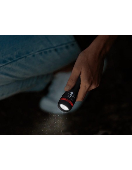 Linterna q-connect kf18749 plastico con zoom 1w modo alumbrado encendido apagado incluye 3 pilas aaa