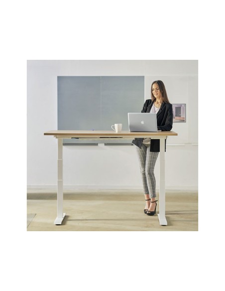Mesa rocada regulable en altura electricamente hasta 129 cm estructura de acero tablero 160 cm color haya