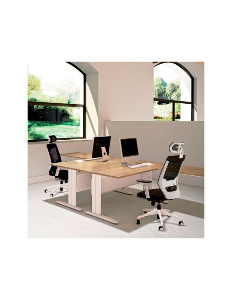 Silla rocada de oficina con brazos regulables y respaldo malla negro tapizada en tela ignifuga negro color blanco