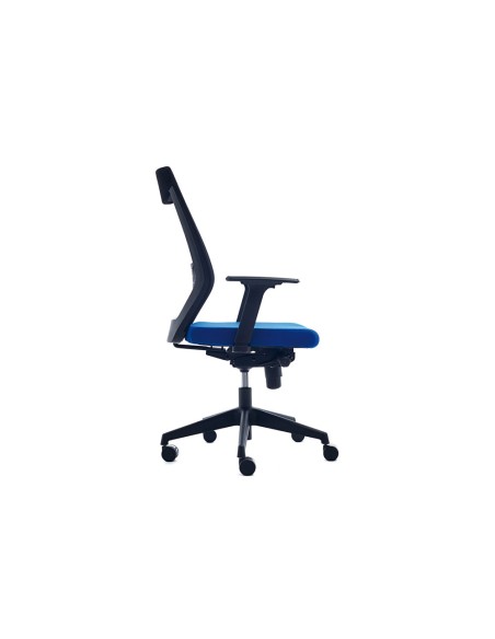 Silla rocada de oficina con brazos tapizada en tela ignifuga azul y respaldo en polimero negro