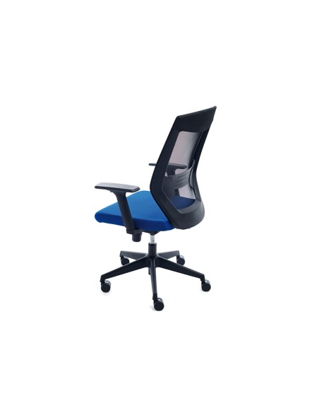 Silla rocada de oficina con brazos tapizada en tela ignifuga azul y respaldo en polimero negro