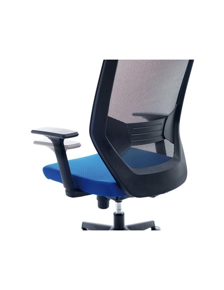 Silla rocada de oficina con brazos tapizada en tela ignifuga azul y respaldo en polimero negro